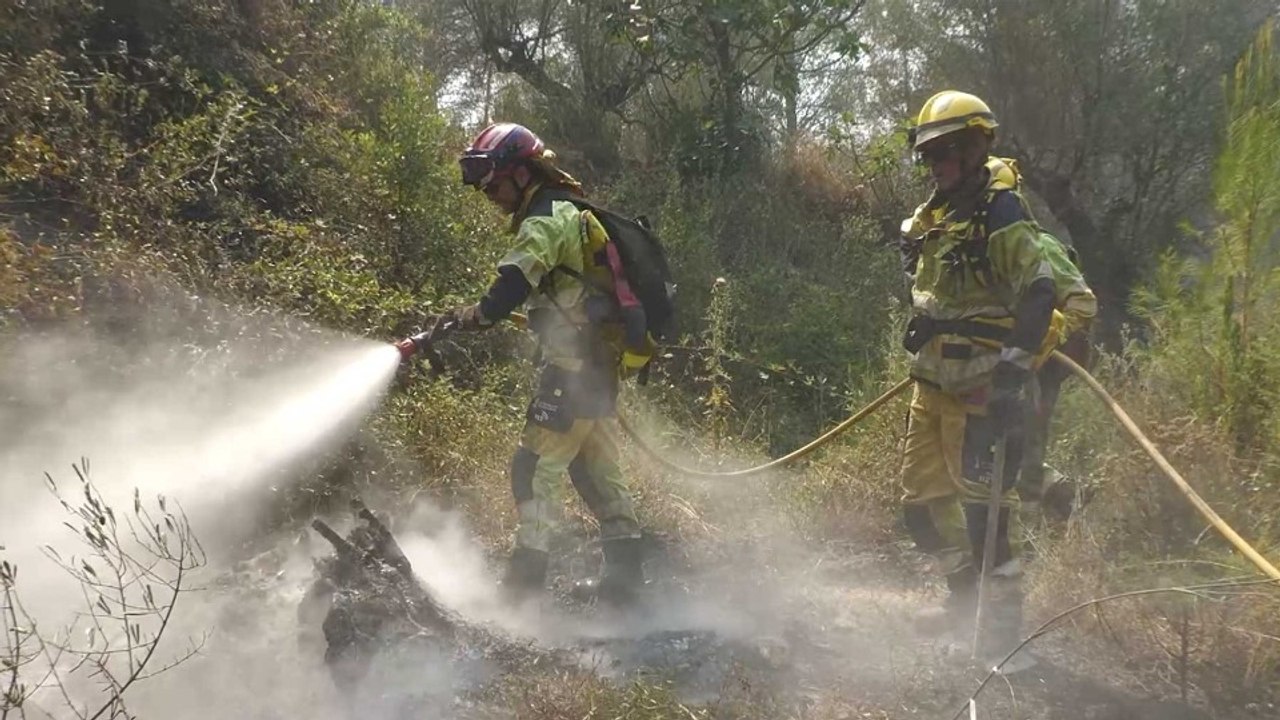 Los bomberos detienen el avance del incendio de Vall de Uxó que ha calcinado 9.300 hectáreas