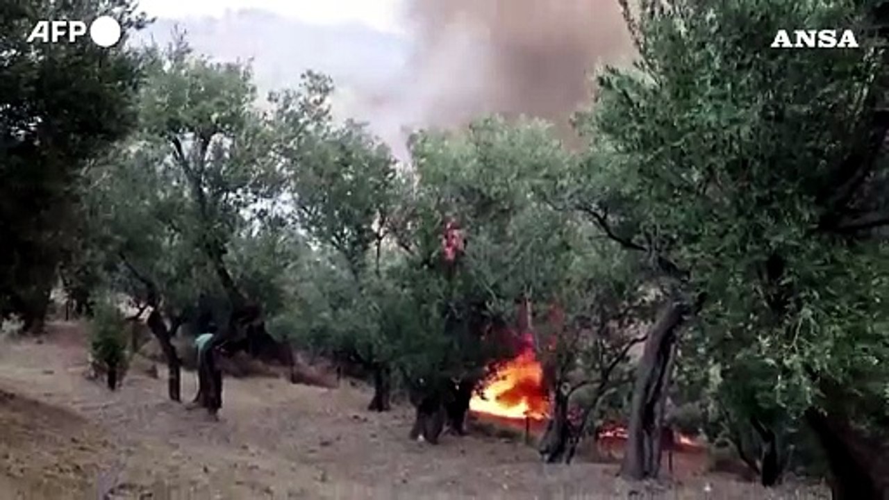 Anche la Grecia nella morsa degli incendi, morti tre vigili del fuoco