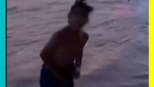 ¡SE LANZÓ A NADAR EN PLENA CALLE! Joven desafía la corriente tras fuertes lluvias en Hermosillo