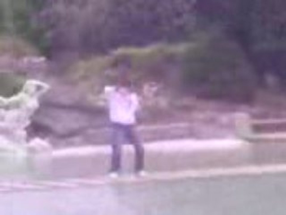 le breakeur en mode tecktonik ta mère^^