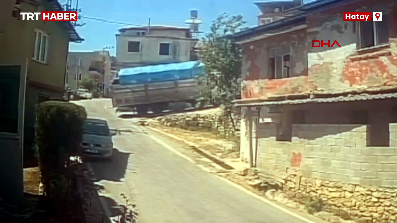 İnşaat malzemesi yüklü kamyon böyle devrildi