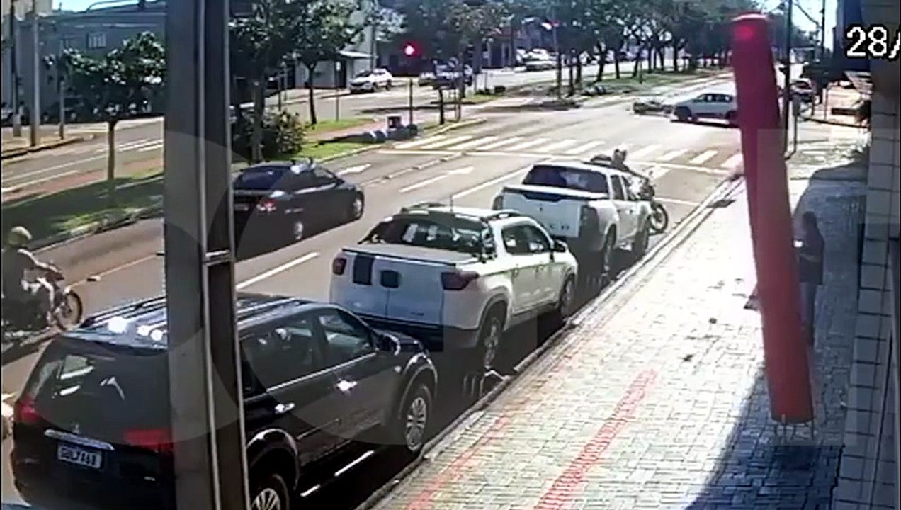Câmera registra colisão entre moto e carro na Avenida Barão do Rio Branco