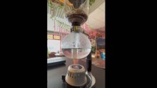 So funktioniert die Kaffee-Zubereitung mit einer Cona-Kanne
