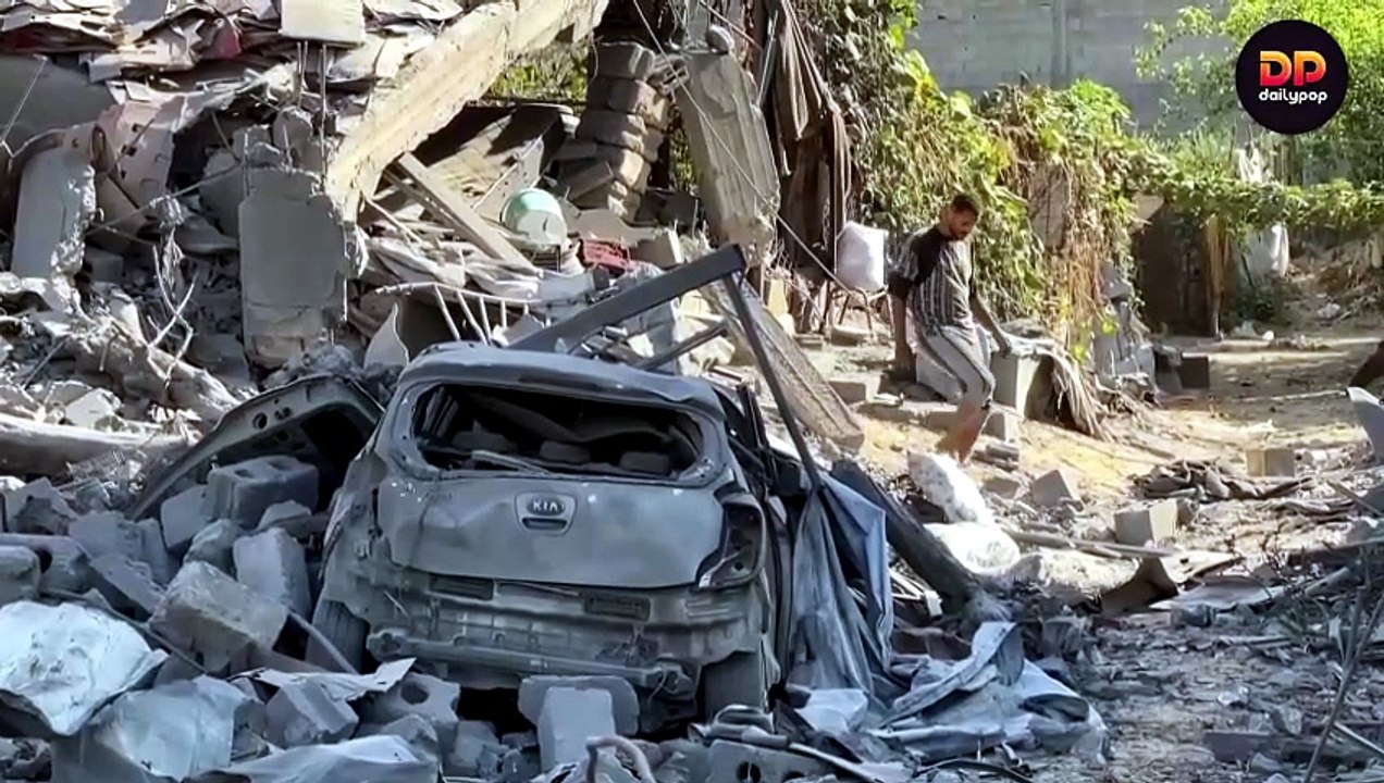Residentes evalúan los daños tras ataques israelíes en Deir al-Balah y Ciudad de Gaza