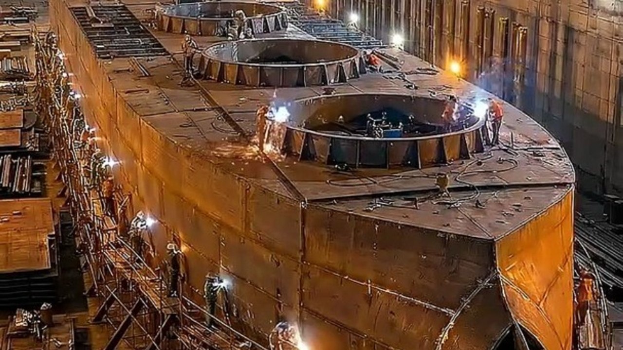 Liquid Natural Gas (LNG)  Ship Building Process in a Ship Yard 🚢 How Giant LNG Carriers Are Made