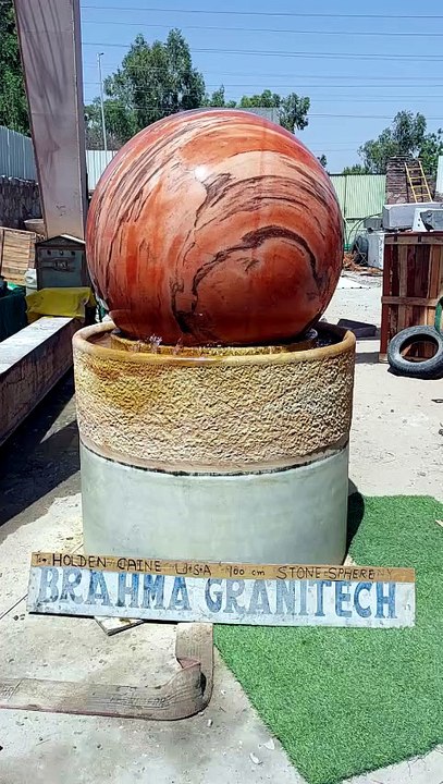 Cette boule de pierre géante tourne comme une bille, grâce à un simple filet d’eau