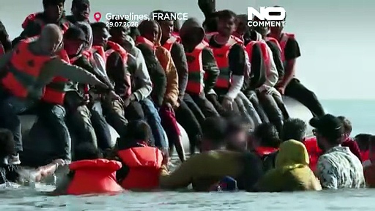 Túlzsúfolt csónakra szállnak menedékkérők Franciaországban a La Manche-csatorna átkeléséhez