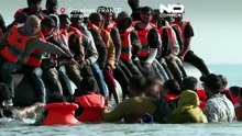 Мигранты во Франции садятся в перегруженную лодку для переправы в Британию