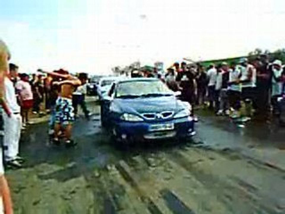 Mx5 en burn l'embrayage a fumé