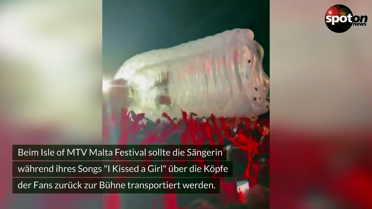Katy Perry steckt mittem im Konzert in riesiger Flasche fest