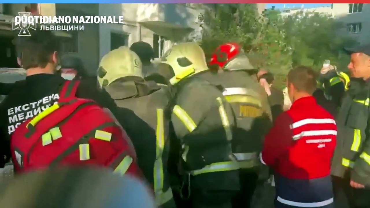 Notte di raid russi sull'Ucraina, raso al suolo un palazzo residenziale: almeno 6 morti