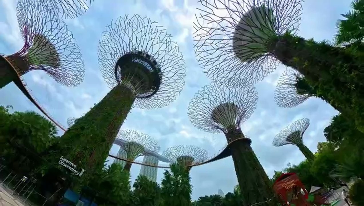 Watch Me Explore Singapore's 4K Kaleidoscope World!