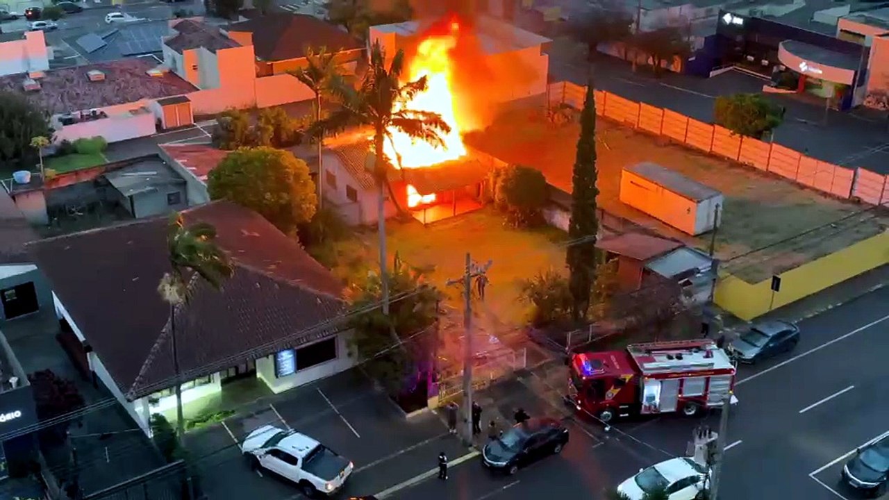 Imagens mostram início de incêndio no Centro de Cascavel e chegada dos Bombeiros