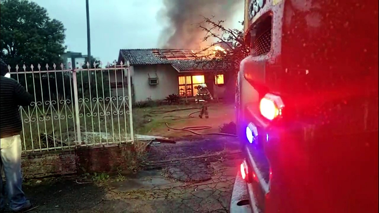 Residência pega fogo no Centro de Cascavel