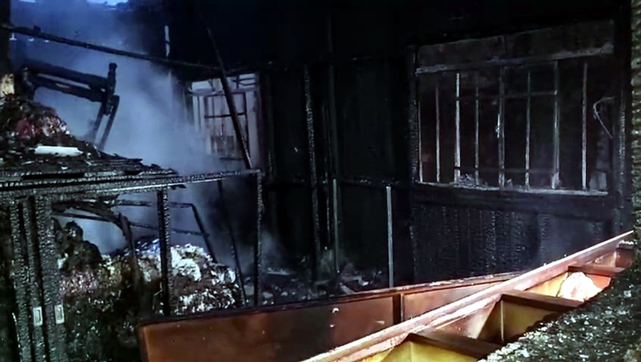 Imagens mostram destruição total no interior de casa incendiada no Centro de Cascavel