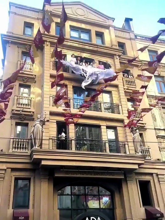 Önce terörist şimdi LGBT pankartı! İstanbul Barosu sapkınların korosu