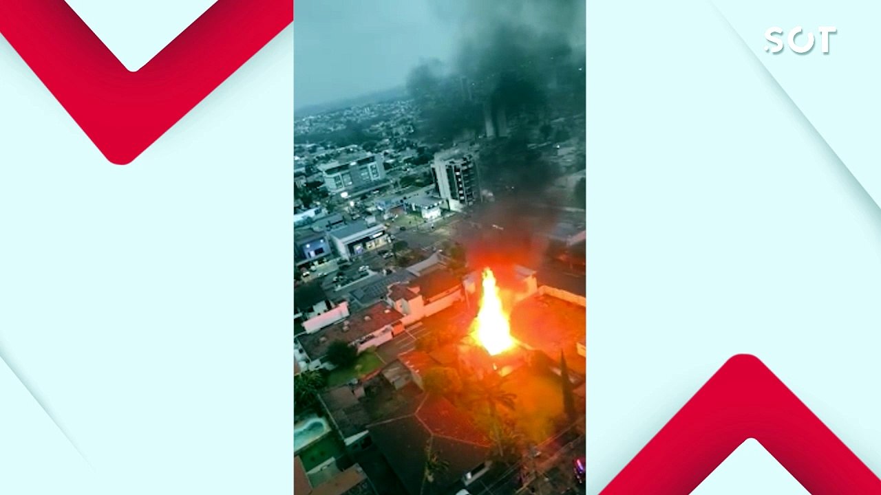 Incêndio destrói casa abandonada no Centro de Cascavel e mobiliza várias equipes dos bombeiros