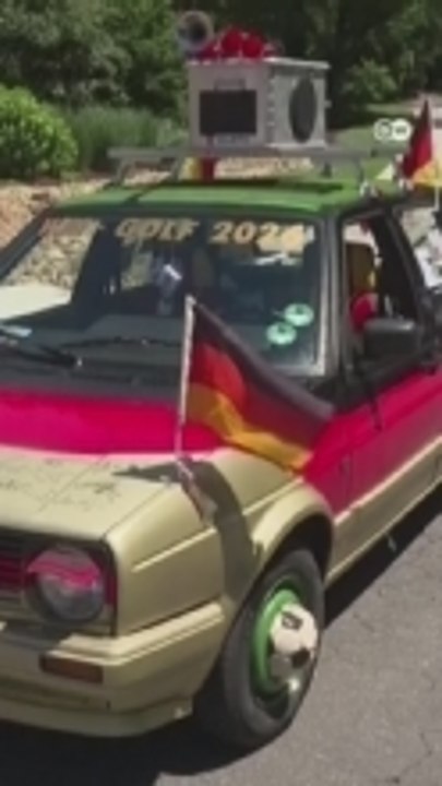 مشجعان ألمانيان يعبران أمريكا بسيارة أسطورية
