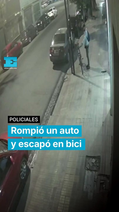 Mientras jugaba Argentina rompió la ventanilla de un auto en 2 y 44, no encontró qué robar y escapó en bicicleta