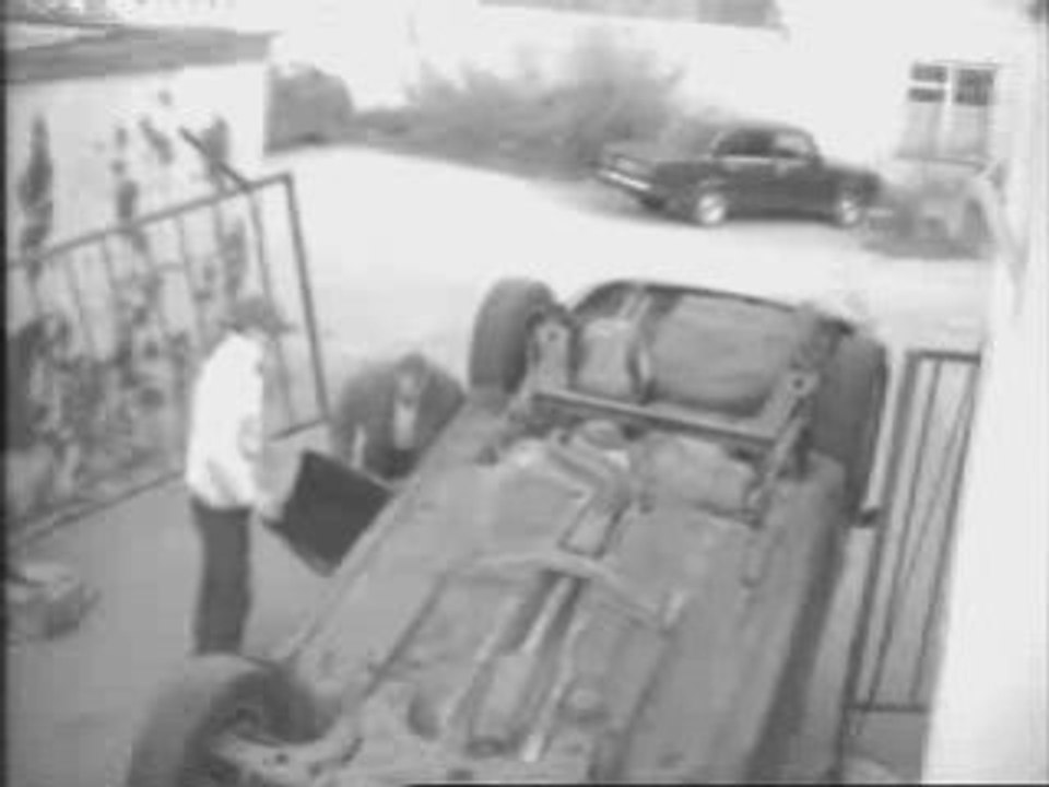 Frau will in Garage