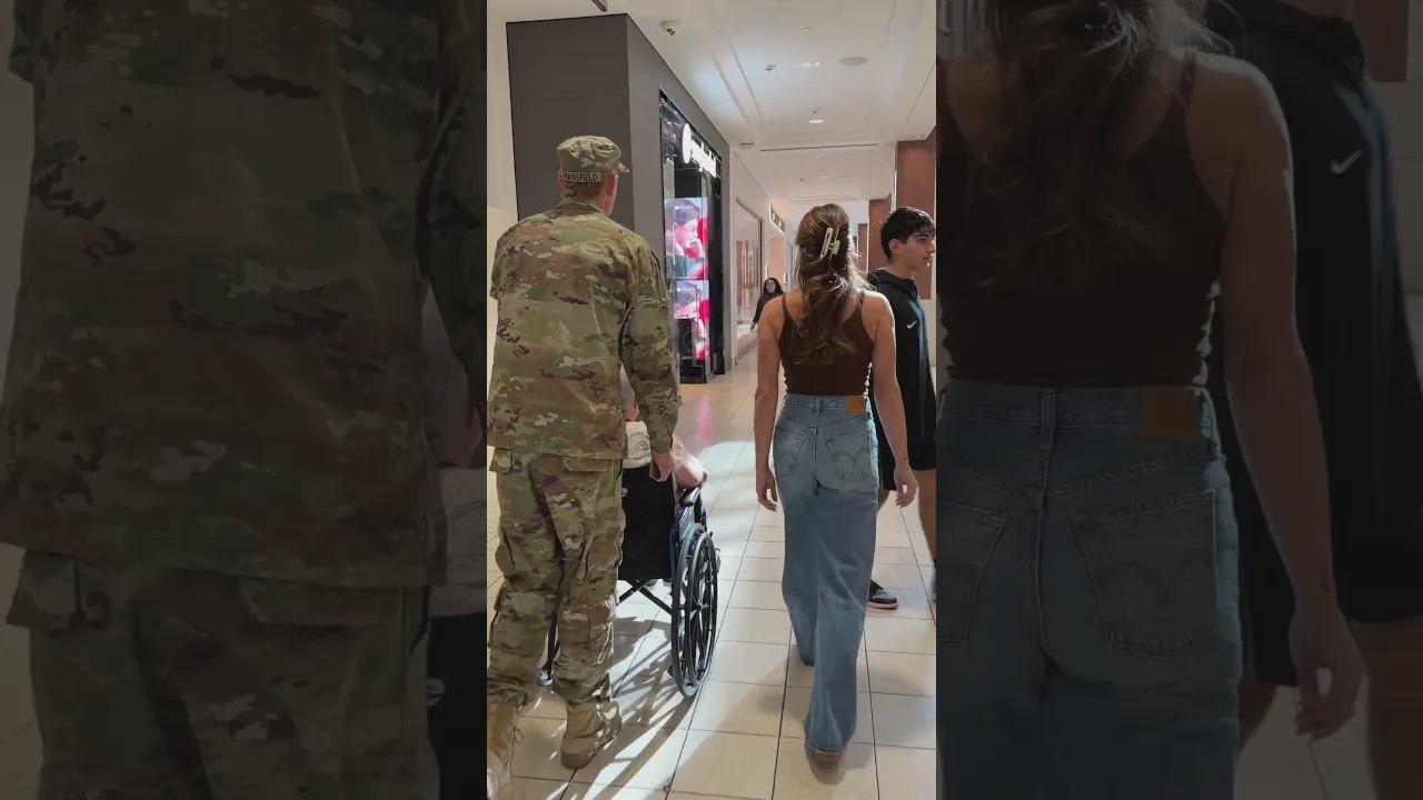 Un soldat rentre chez lui et surprend sa mère au centre commercial ! 😱