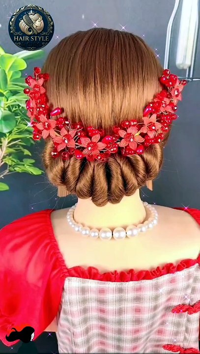 #ChignonBas #ChignonChic #CoiffureMariage #TutoCoiffure #CoiffureSimple #CoiffureSoirée #AstuceCheveux #StyleElegant #CouronneDeFleurs