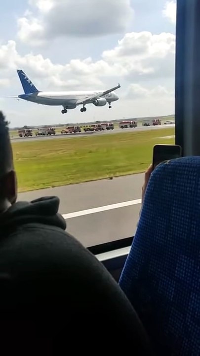 “Passengers Witness Violent Daytime Landing from Airport Bus” #EmergencyLanding #AirportDrama #RunwayImpact #AviationReality #HardLanding
