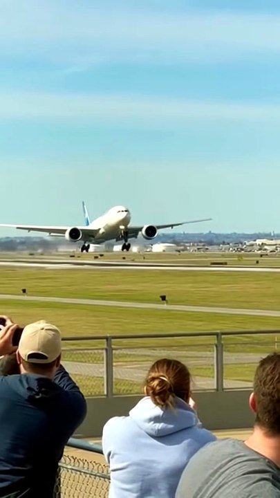 “Quiet Tension Before Impact   Hard Landing Ends in Full Stop” #HardLanding #EmergencyLanding #RunwayDrama #AviationReality #AirportMoment