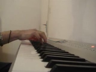 Petit japonnais forcé a cueillir des fleurs