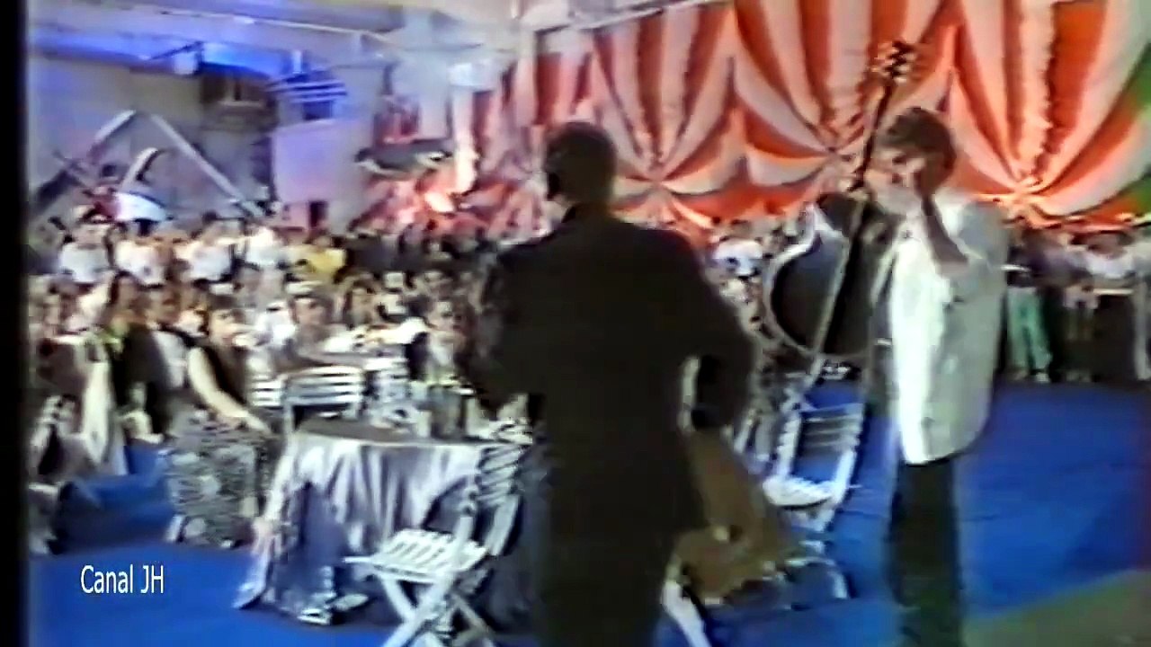 1987 - Johnny Hallyday remet un disque d'or à Bézu dans Les Gars de la Une sur TF1 (25 Juin)