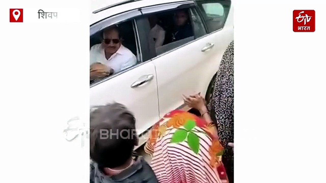 विधायक प्रीतम सिंह की क्षेत्र में फजीहत, महिलाओं ने रोका काफिला, विधायक बोतल थमाकर निकल लिए