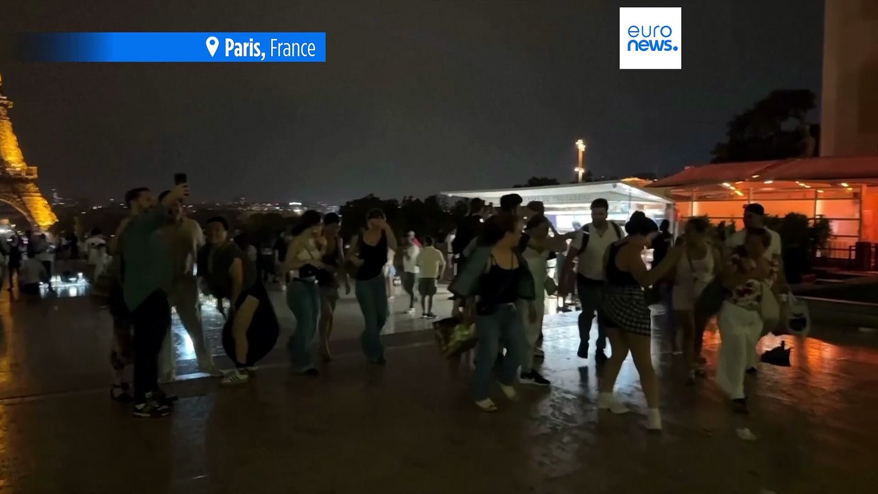 Video: fulmine colpisce la Tour Eiffel durante un violento temporale a Parigi
