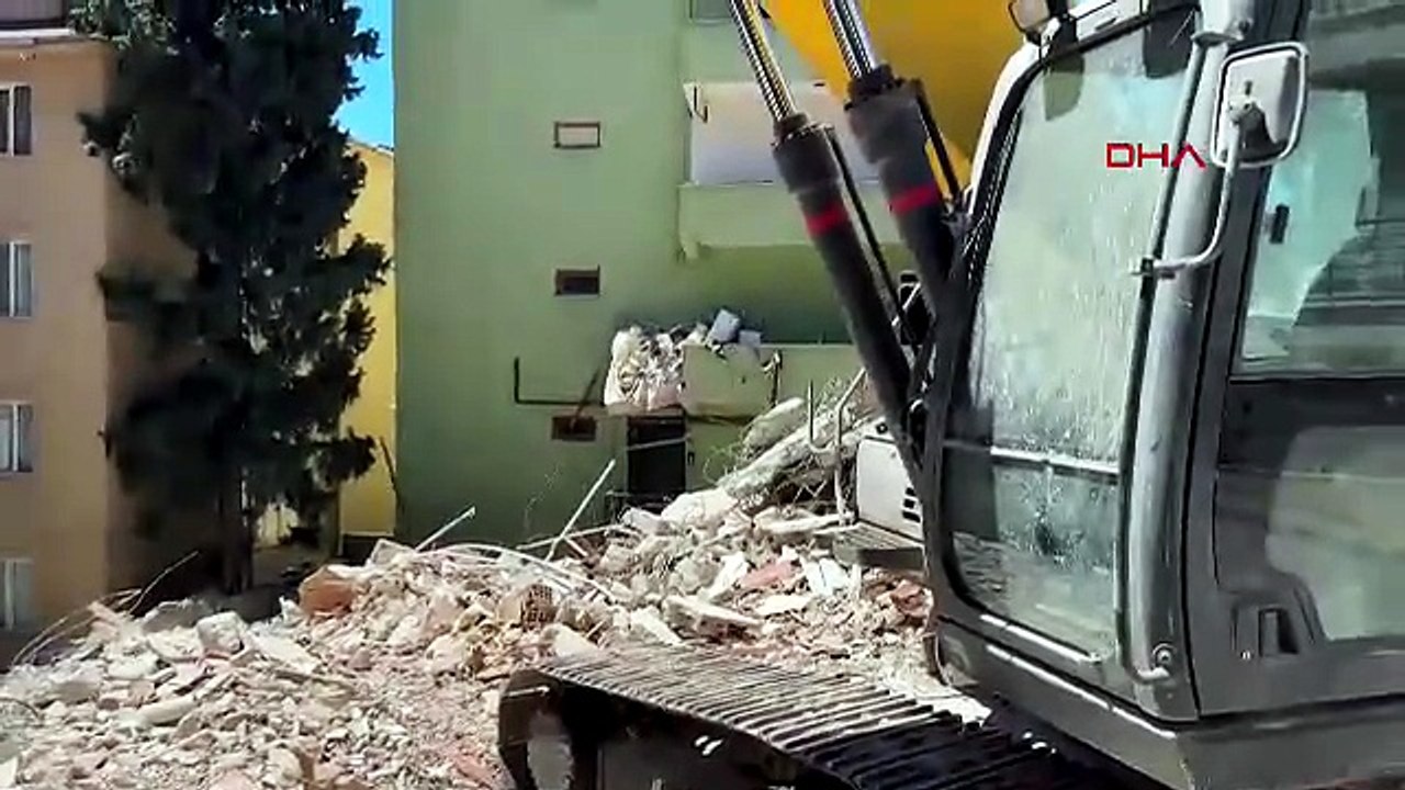 Kentsel dönüşümde korkutan anlar! Yıkılan binadan kopan betonlar yan apartmana düştü