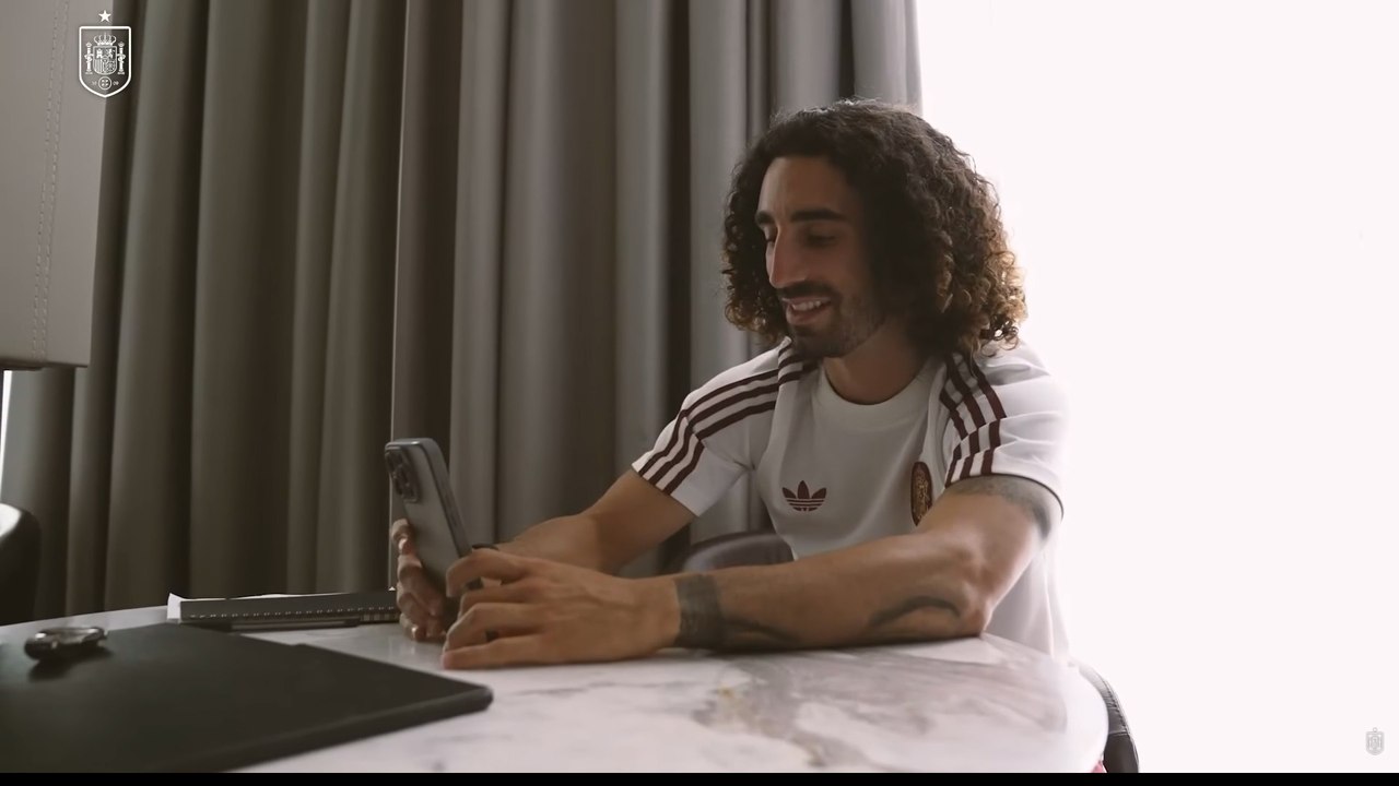 La emotiva videollamada de Cucurella con sus hijos y su esposa