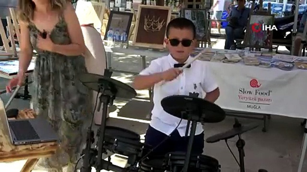 Menteşeli 9 yaşındaki Mustafa, Bateri performansıyla izleyenleri etkiledi