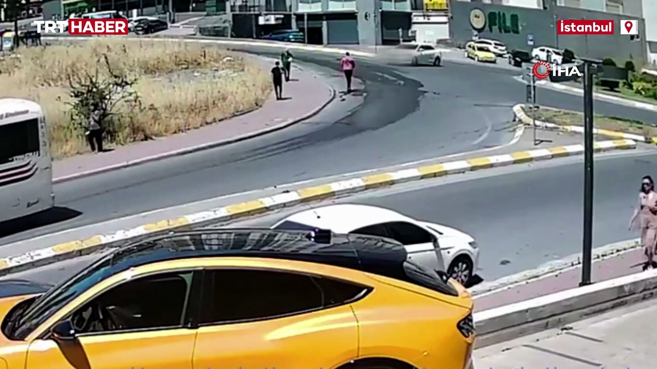 Esenyurt'ta otomobilin scootera çarptığı anlar kamerada