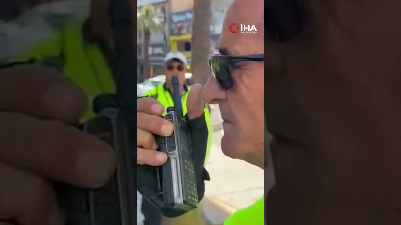 İzmir'in efsane trafik polisi emekli oldu: Son anonsunda elleri titredi