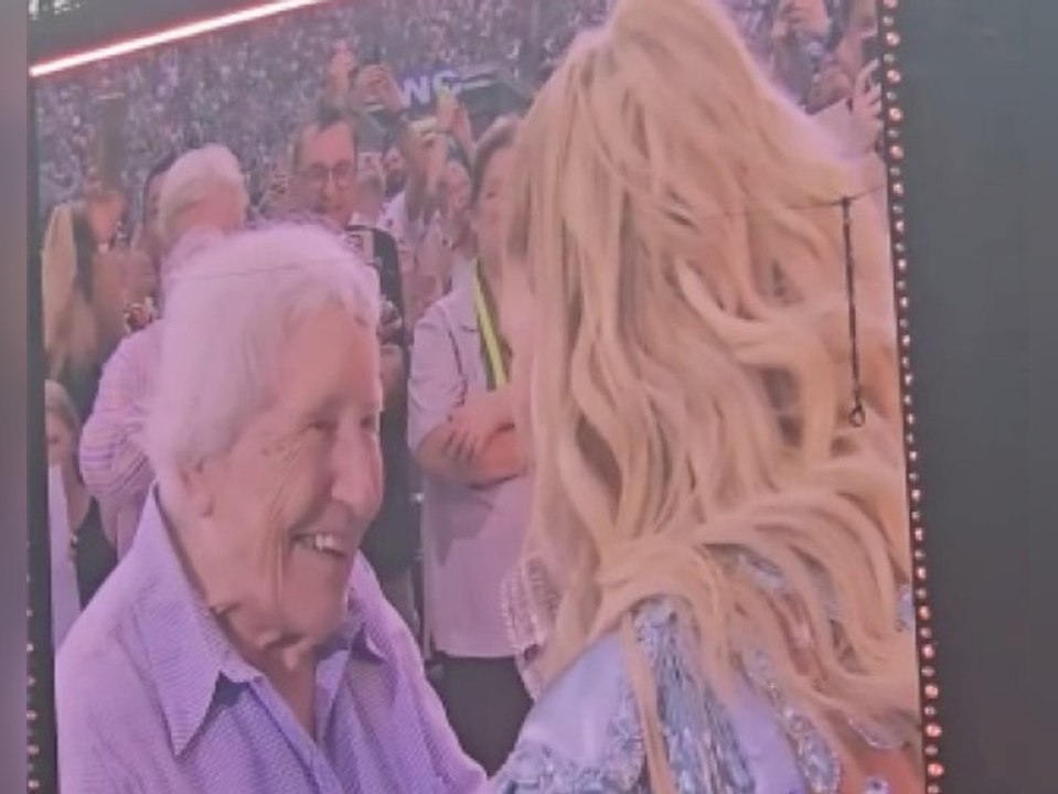 Herzerwärmend! Helene Fischer holt 95-jährigen Fan auf die Bühne