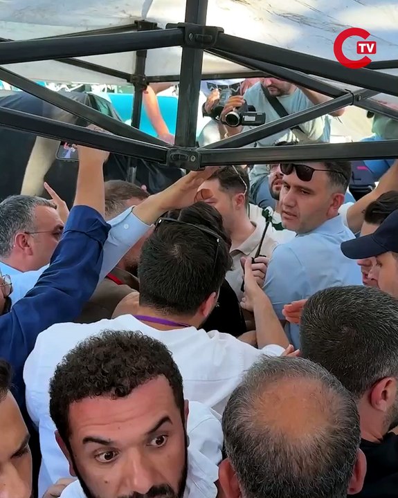 Diyarbakır’da Öcalan’a özgürlük” mitinginde DEM Partili milletvekilleri ile polis arasında “flaş bellek” gerginliği yaşandı