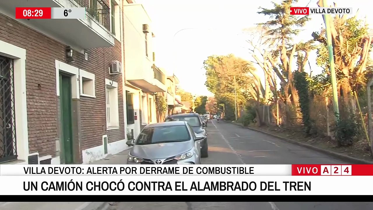Un camión perdió el control, chocó contra el cerco del tren San Martín y generó un amplio operativo en Villa Devoto