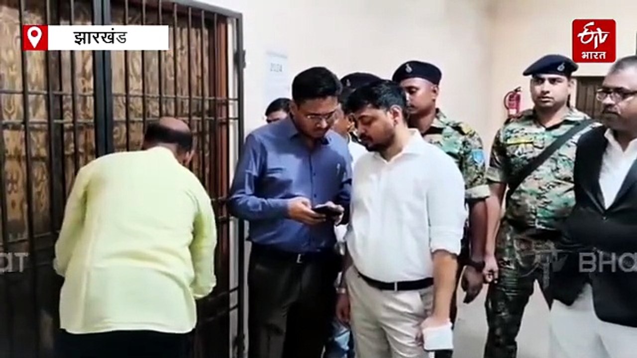 धनबाद में मुख्य निर्वाचन पदाधिकारी का दौरा, ईवीएम सुरक्षा और मतदाता सूची पुनरीक्षण की समीक्षा की