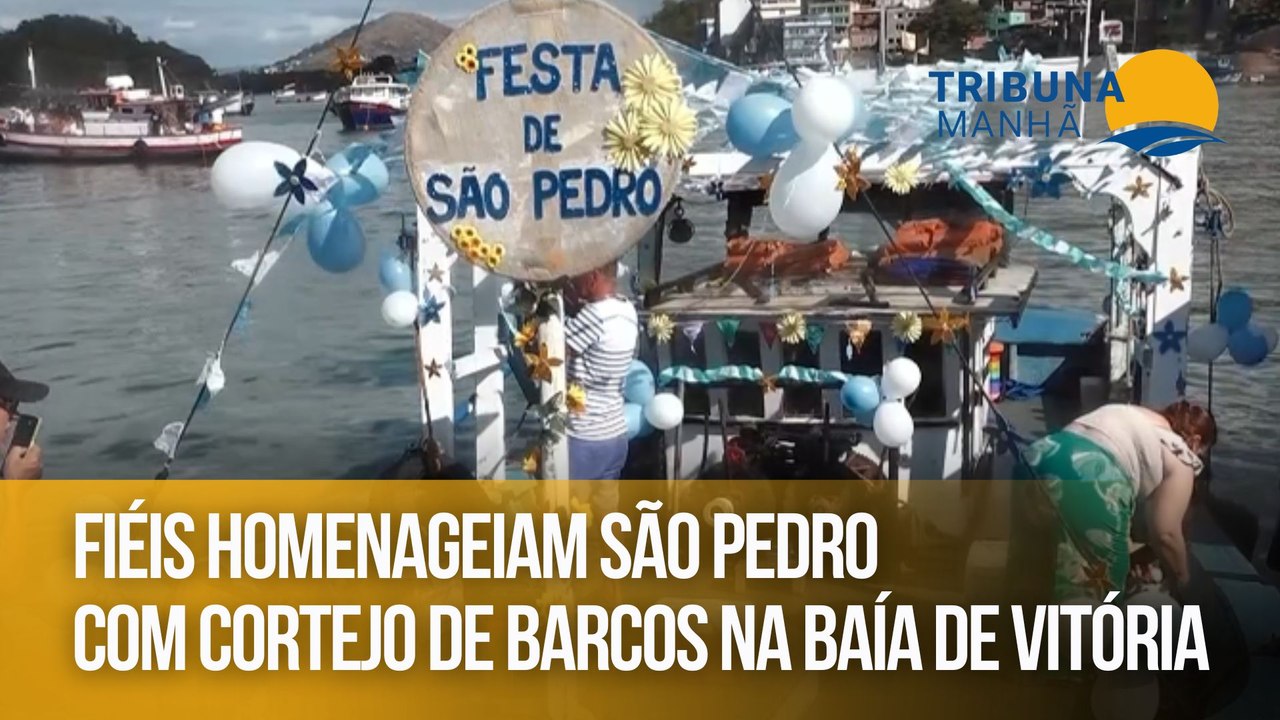 Fiéis homenageiam São Pedro com cortejo de barcos na Baía de Vitória