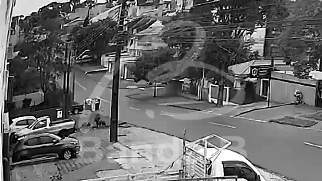 Caminhão tomba após ser atingido por carro que furou preferencial no Boa Vista