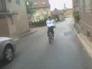 AnthO: sans ls mains a lenvers sur le vélO t1kett