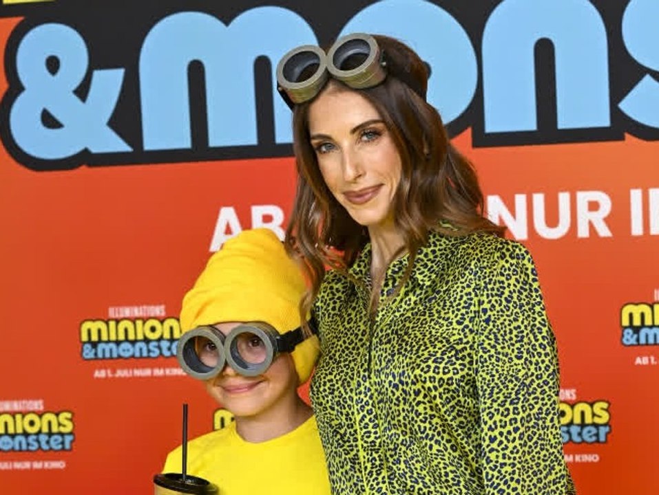 Selten! Cathy Hummels bringt Sohn Ludwig mit auf den roten Teppich
