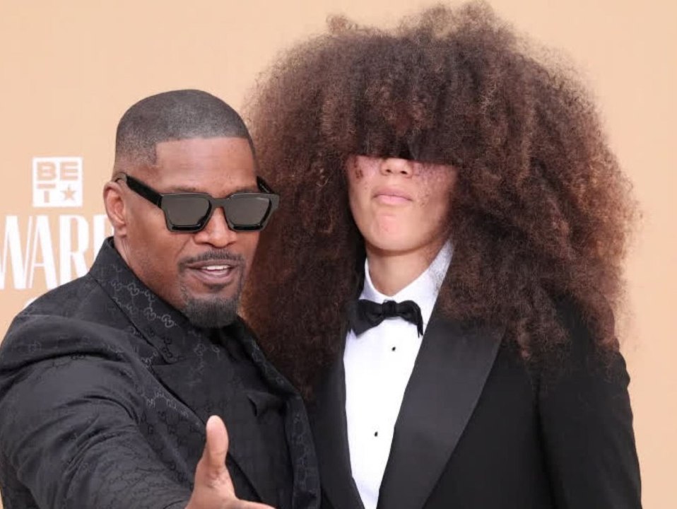 Jamie foxx' tochter stiehlt ihm auf dem roten teppich die show