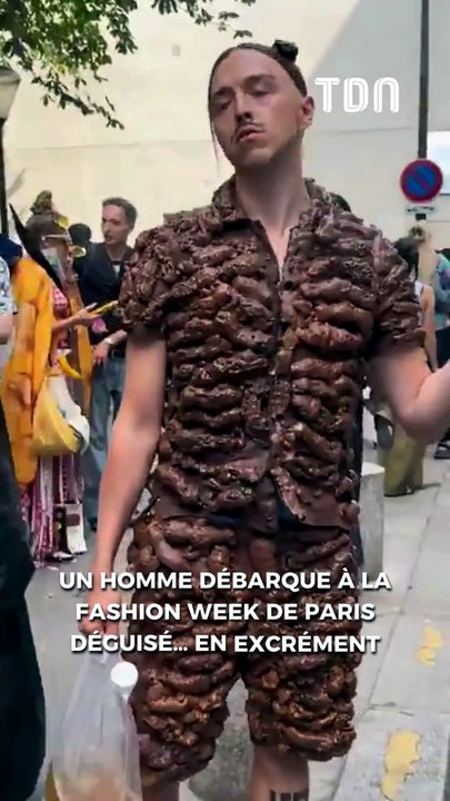 À la Fashion Week de Paris, un homme débarque déguisé en excrément