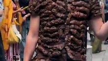 À la Fashion Week de Paris, un homme débarque déguisé en excrément