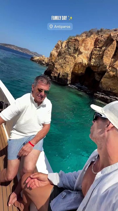 Αθηνά Οικονομάκου - Μπρούνο Τσερέλα: Tour στις παραλίες της Αντιπάρου μετά τους όρκους αγάπης