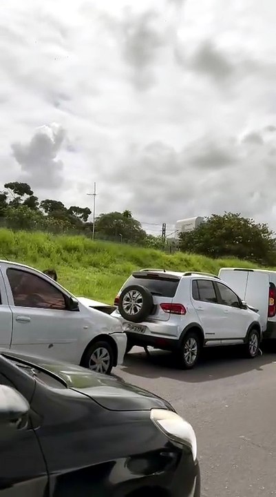VÍDEO: Engavetamento de carros registra enorme engarrafamento na Avenida Paralela